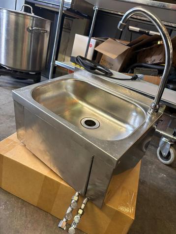 Handwasbak RVS met kniebediening / wandmontage beschikbaar voor biedingen