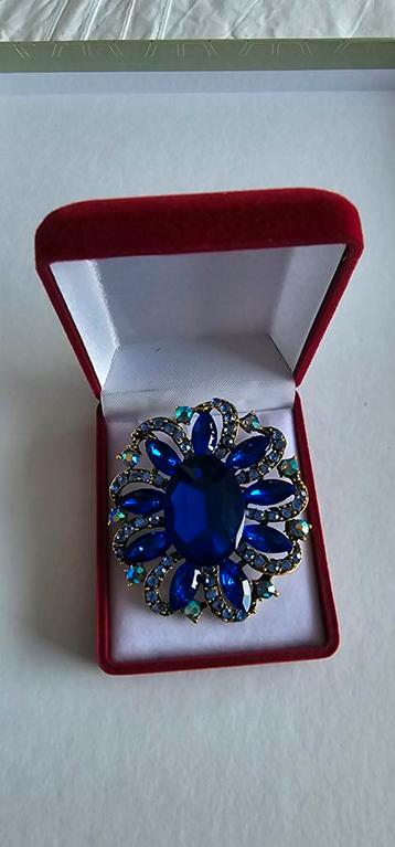 Vintage Blauwe Broche met Kristallen beschikbaar voor biedingen