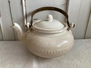 Brocante chocoladeketel met koperen handvat / beige beschikbaar voor biedingen