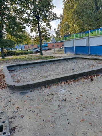 Grote zandbak beschikbaar voor biedingen