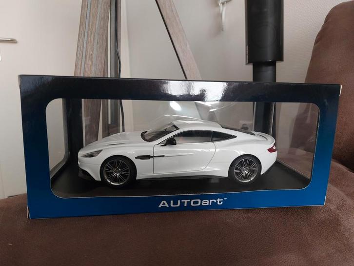 Autoart 70250 1/18 Aston Martin Vanquish wit, Hobby en Vrije tijd, Modelauto's | 1:18, Zo goed als nieuw, Auto, Autoart, Ophalen of Verzenden