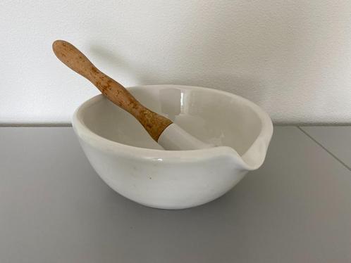Zware schaal met tuit en stamper, Antiek en Kunst, Antiek | Keukenbenodigdheden, Ophalen of Verzenden