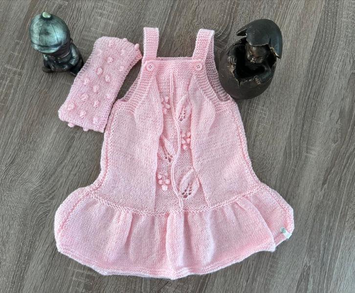 Jurkje in Rosé past tot 18 maanden zelfgebreid., Kinderen en Baby's, Babykleding | Maat 80, Nieuw, Meisje, Jurkje of Rokje, Ophalen of Verzenden