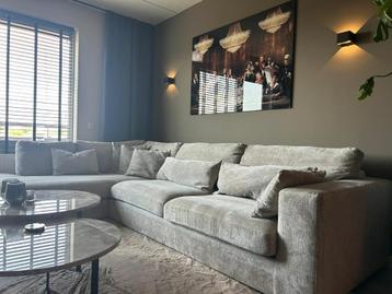 Luxe hoekbank taupe 1 jaar oud met nog 4 jaar garantie!    beschikbaar voor biedingen
