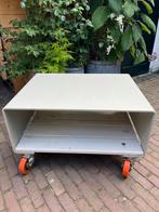 Zware industriële lage tafel binnen of buiten oranje wielen, 45 tot 60 cm, Metaal of Aluminium, Ophalen of Verzenden, Zo goed als nieuw