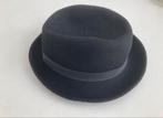 Vilten hoedje met fijne buitenband kleur Zwart, Kleding | Dames, Ophalen of Verzenden, Zo goed als nieuw, One size fits all