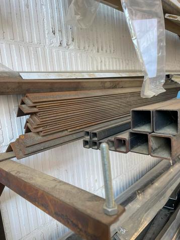Div Staalprofielen 3m of 6m lang beschikbaar voor biedingen