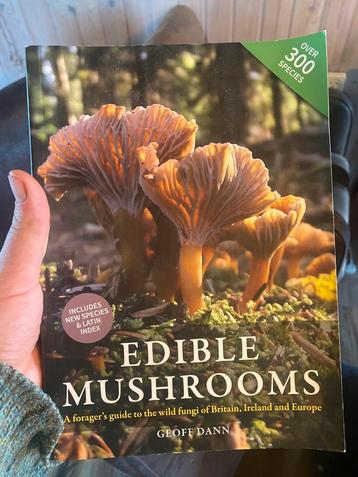Edible Mushrooms - Geoff Dann - Eetbare wilde paddenstoelen  beschikbaar voor biedingen