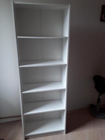 Hoge boekenkast wit beschikbaar voor biedingen