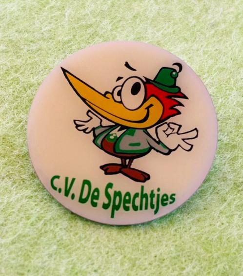 CV de Spechtjes carnaval pin, Verzamelen, Speldjes, Pins en Buttons, Zo goed als nieuw, Overige onderwerpen, Ophalen of Verzenden