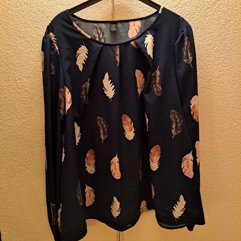 Mooie donkerblauwe blouse met ronde hals en verenprint, 4XL, Kleding | Dames, Grote Maten, Zo goed als nieuw, Blouse of Tuniek