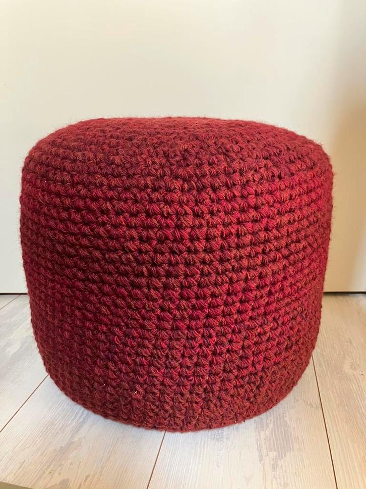 Gehaakte ronde poef donkerrood, Huis en Inrichting, Banken | Voetenbanken en Poefen, Nieuw, Minder dan 50 cm, Minder dan 50 cm