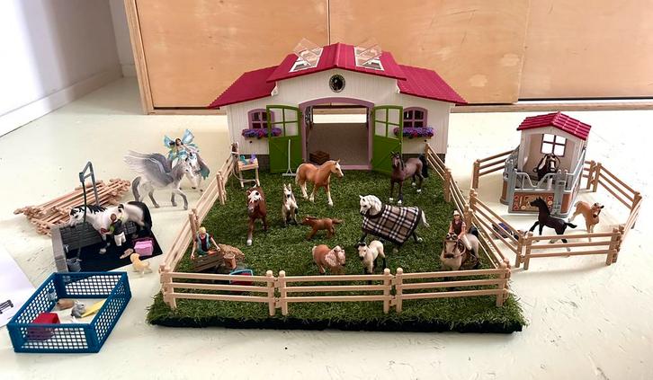 Schleich 42344 manege + 5 complete extra sets en 15 paarden, Kinderen en Baby's, Speelgoed | Overig, Zo goed als nieuw, Jongen of Meisje
