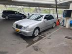 Mercedes-Benz E-Klasse 2.0 E200 Sedan Classic AUT 2001 Grijs, Auto's, Mercedes-Benz, Automaat, 1998 cc, Achterwielaandrijving