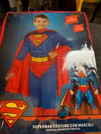 Superman verkleedset compleet met cape, riem, spierballen, 110 t/m 116, Jongen of Meisje, Ophalen of Verzenden, Zo goed als nieuw