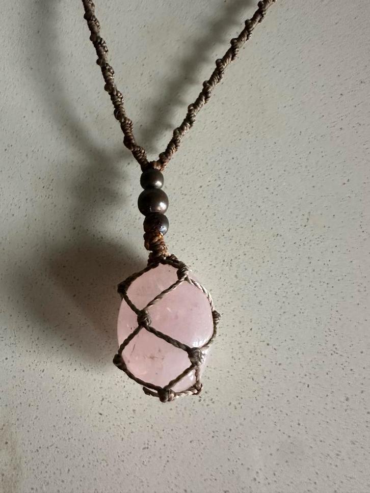 Handgemaakte Macramé Ketting met Rozenkwarts, Sieraden, Tassen en Uiterlijk, Kettinghangers, Zo goed als nieuw, Steen of Mineraal