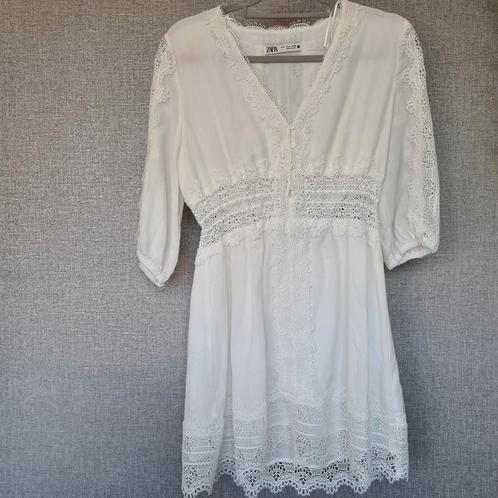 Witte kante jurk van de Zara., Kleding | Dames, Jurken, Gedragen, Wit, Boven de knie, Verzenden