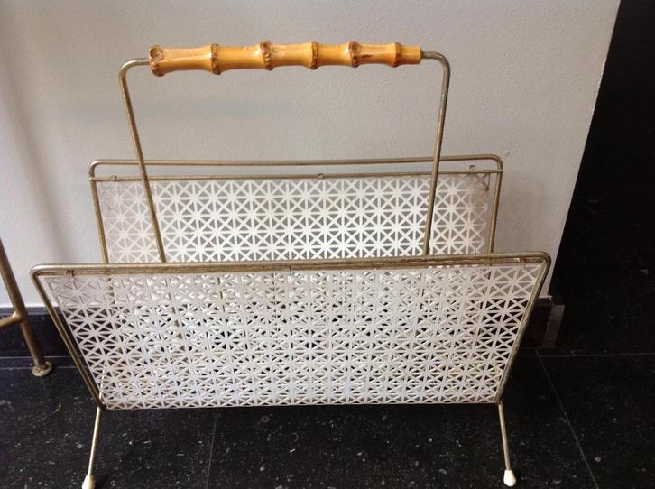 VINTAGE “LECTUURBAK” GEPERFOREERD STAAL MET BAMBOE, Huis en Inrichting, Woonaccessoires | Krantenbakken en Lectuurbakken, Ophalen of Verzenden
