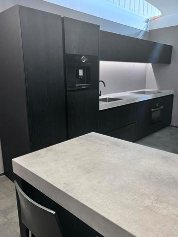 Luxe zwarte keuken met Bosch apparatuur en los eiland.  beschikbaar voor biedingen