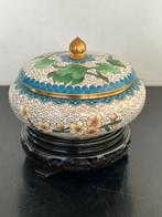 Chinees cloisonne Dekselpot + onderzetter 13 cm, Antiek en Kunst, Ophalen of Verzenden