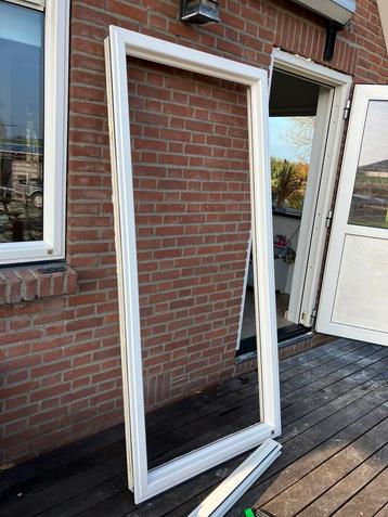 Kunststof kozijn 98 x 212 incl glas beschikbaar voor biedingen