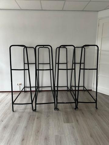 Te koop: Zwart kledingrek op wielen – €20 per stuk beschikbaar voor biedingen