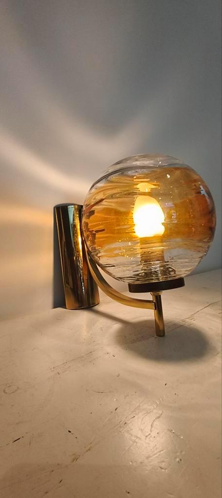 Vintage wandlamp met amberkleurige glazen bol – mid-century, Huis en Inrichting, Lampen | Wandlampen, Zo goed als nieuw, Metaal