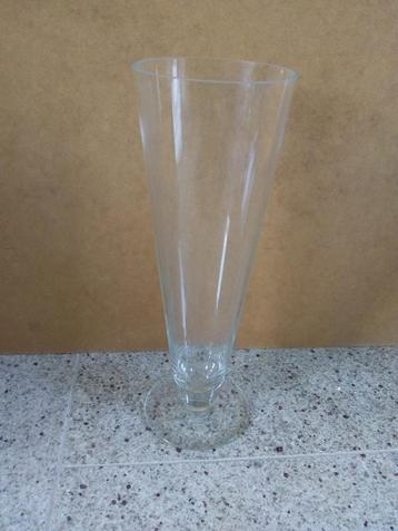 Hoge vaas dat lijkt op een groot drinkglas met voet beschikbaar voor biedingen
