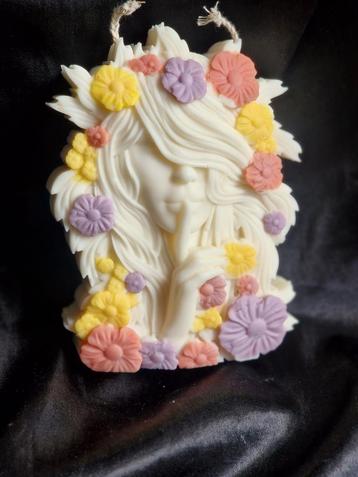 Unieke handgemaakte geurkaars - vrouw met bloemenmotief beschikbaar voor biedingen