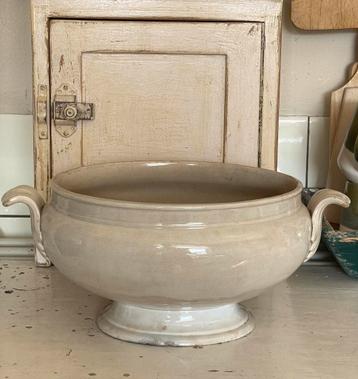 Brocante oude terrine beboterd beschikbaar voor biedingen