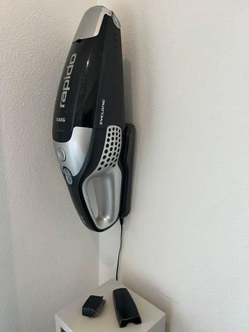 AEG Rapido Cyclonic 12V accu kruimeldief handstofzuiger beschikbaar voor biedingen