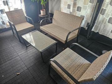 Nette tuinset (rotan/rietachtig) beschikbaar voor biedingen
