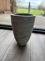 Capi bloempot steen, wit ribbel 36 cm hoog, Tuin en Terras, Bloempotten, Steen, Gebruikt, Rond, Ophalen of Verzenden