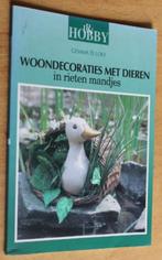 Woondecoraties met dieren in rieten mandjes - te Loo c155, Ophalen of Verzenden, Gelezen, Kleien en Boetseren, Geschikt voor kinderen