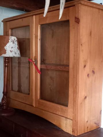 Antieke grenen kast/wandkast/werkend slot/origineel glas  beschikbaar voor biedingen