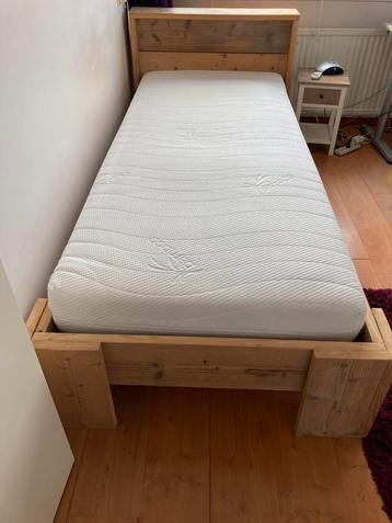 Extra lang stijgerhouten bed met een zgan matras. beschikbaar voor biedingen