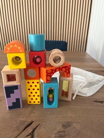 Houten blokken set met sensorische elementen beschikbaar voor biedingen