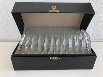 Cassette met 12 Vintage Glazen Onderzetters beschikbaar voor biedingen