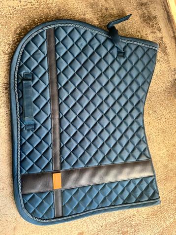 Equistrian stockholm springdekje full beschikbaar voor biedingen