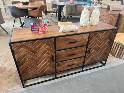 Magazijn leegverkoop dressoir mangohout visgraat metaal zw, Huis en Inrichting, Woonaccessoires | Overige, Nieuw, Ophalen of Verzenden