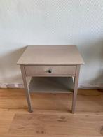 Massief houten nachtkastje taupe, Ophalen, Gebruikt, 55 tot 70 cm, 45 tot 65 cm