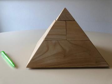 Houten speelgoed piramide beschikbaar voor biedingen