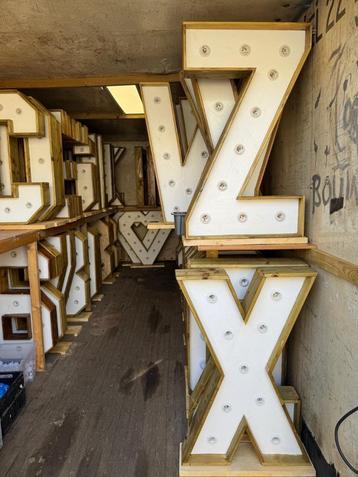 Lichtletters beschikbaar voor biedingen