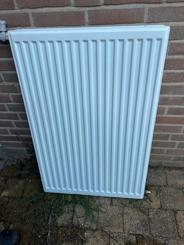 Radiator met ophang , wit beschikbaar voor biedingen