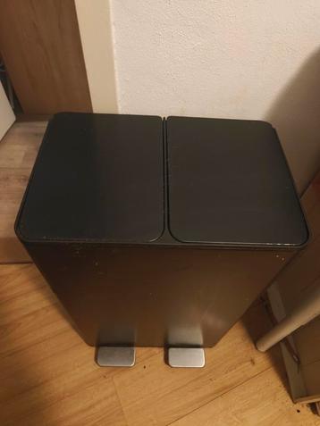 Moderne prullenbak met pedaal beschikbaar voor biedingen