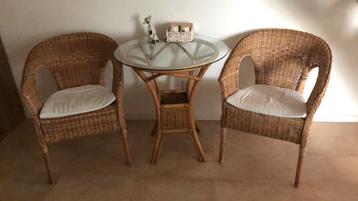 Rotan rieten set met twee stoelen beschikbaar voor biedingen