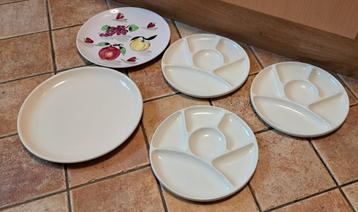 te koop 5 borden 3 met vakken beschikbaar voor biedingen