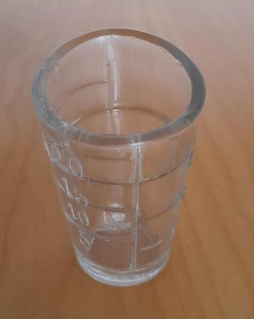 Antiek maatglas (jaren 20 vorige eeuw) beschikbaar voor biedingen