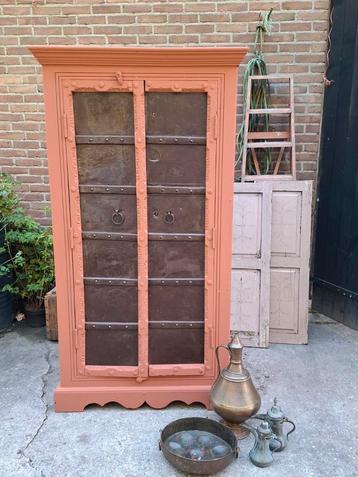 Store robuuste indiase kast in ibiza stijl in terracotta beschikbaar voor biedingen