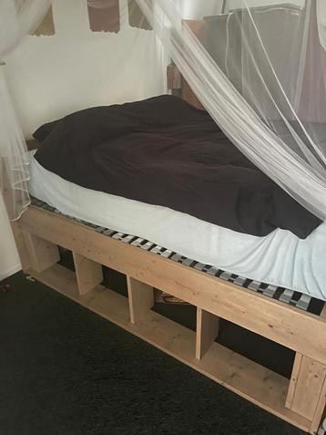 Tweepersoonsbed van steigerhout + matras + lattenbodems beschikbaar voor biedingen